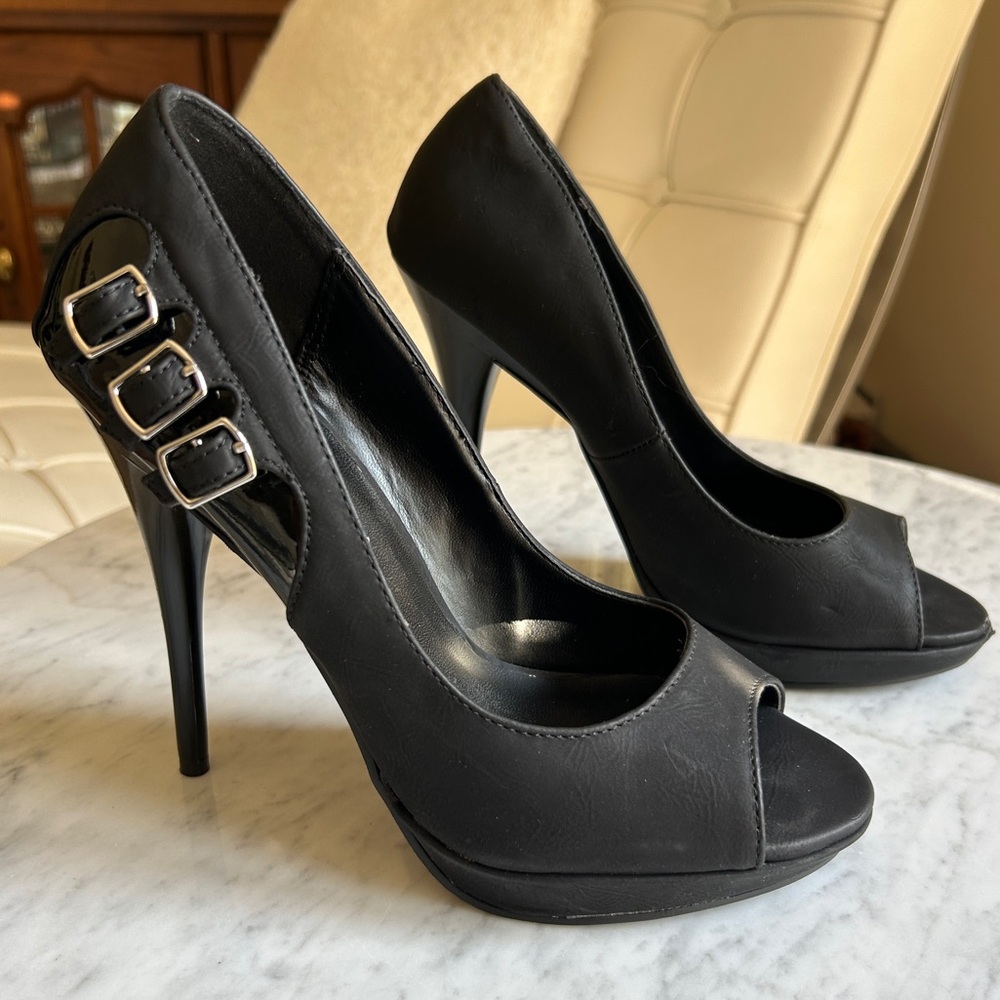 M by Michael Antonio Black Peep-Toe Heels buckle accents women’s size 6.5